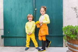 Kinderen in gele kleding - trends modekleuren