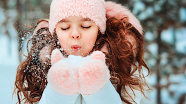 Meisje met warme winter accessoires