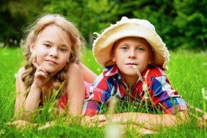 Kinderen met zomerkleding in gras