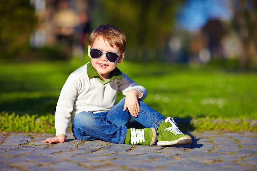 Jongetje met stoere kinderschoenen