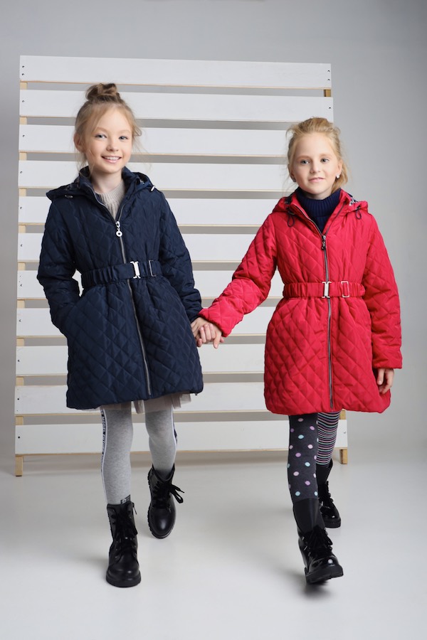 Meisjes met trendy winterjassen