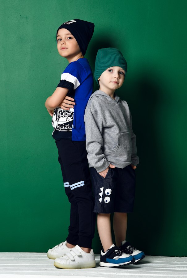 Stoere jongens in comfy kleding trend