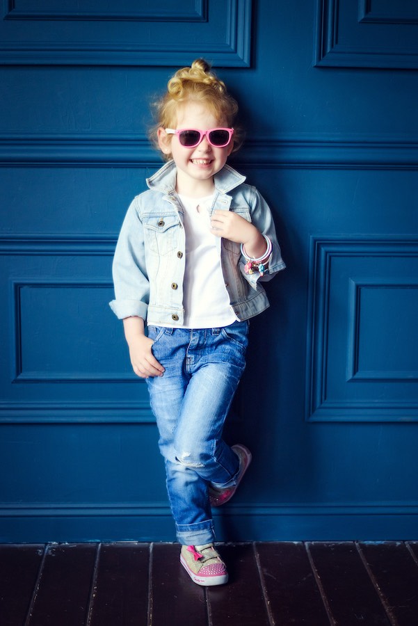 Stoere kleine meid met spijkerjasje hippe zomerjassen